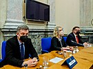 První zasedání nové vlády v praské Strakov akademii. Na snímku nový ministr...