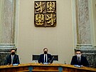 První zasedání nové vlády v praské Strakov akademii. Na snímku uprosted...