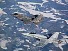 Letoun F-35 a stroj F/A-18 Hornet finskch vzdunch sil