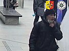 Policie p�tr� po mu�i, kter� v metru vytrhl cestuj�c� telefon z ruky a n�sledn�...