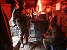 lenové ukrajinské armády bhem odpoinku v Zolotém v Luhanské oblasti. (11....