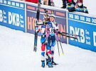 Cílové objetí Evy Puskaríkové a Markéty Davidové po sprintu v Hochfilzenu.