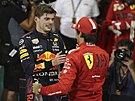 panl Carlos Sainz z Ferrari gratuluje Maxu Verstappenovi z Red Bullu.
