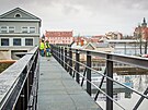 Spole�nost Metrostav dokon�ila instalaci nov� l�vky nad Jir�skov�m jezem v...