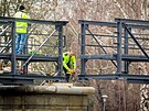Spole�nost Metrostav dokon�ila instalaci nov� l�vky nad Jir�skov�m jezem v...