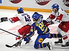 védský hokejista Malte Strömwall padá v souboji s Lukáem Sedlákem a Jakubem...
