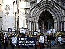 Ped soudem v Londýn, který rozhoduje o vydání Assange, demonstrují desítky...