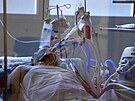 Pacient na covidovém oddlení nemocnice ve francouzském Marseille
