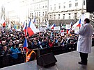 Odprci povinného okování demonstrují na Václavském námstí v centru Prahy