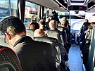 Ministi nové vlády míí na jmenování do Lán autobusem. (17. prosince 2021)