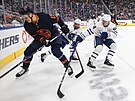 David Kämpf (64) z Toronto Maple Leafs atakuje Jesseho Puljujärviho (13) z...