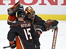 Ryan Getzlaf a Anthony Stolarz slaví výhru Anaheim Ducks.