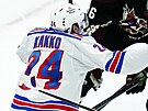 Kaapo Kakko (24) z New York Rangers slaví gól proti Arizona Coyotes, pekonal...