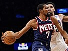 Kevin Durant (7) z Brooklyn Nets útoí v zápase s Philadelphia 76ers, brání ho...