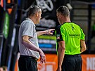 Dínský trenér Tomá Grepl konzultuje s rozhodím Petrem Hruou.
