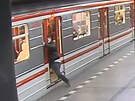 Mu� se pokusil p�ed odjezdem metra okr�st cestuj�c�.