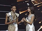 Miss Jihoafrická republika Lalela Mswane a Miss Indie  Harnáz Sandhu na finále...