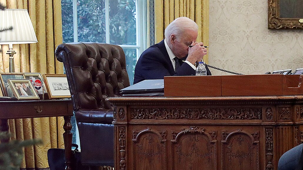 Americký prezident Joe Biden hovoí se svým ukrajinským protjkem Volodymyrem...