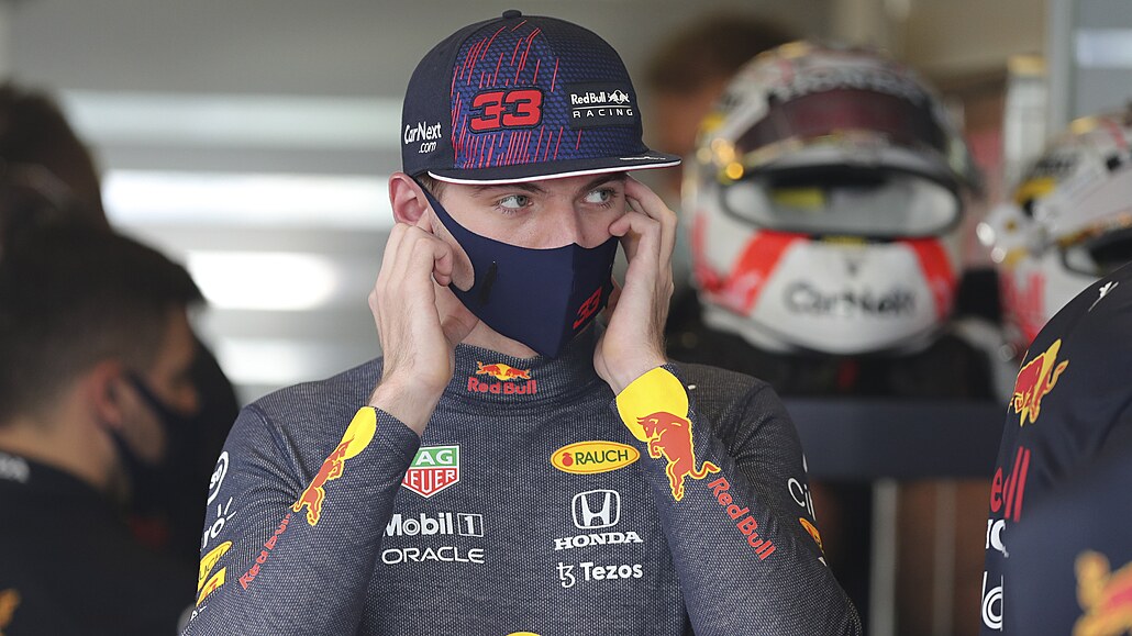 Max Verstappen pi prvním tréninku na Velkou cenu Abú Zabí.