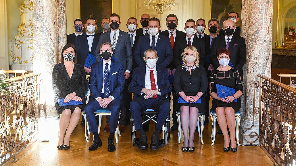 Petr Fiala a jeho kabinet po jmenování prezidentem Milošem Zemanem v Lánech....