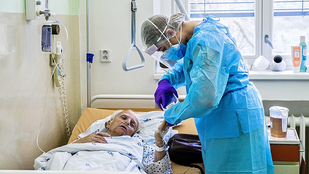 Zdravotní sestra peuje o pacienta s covid-19 ve Fakultní nemocnici Brno...