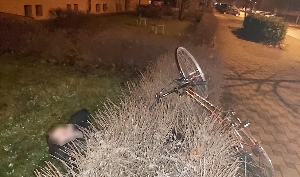 Cyklista ležel ve křoví i s kolem.