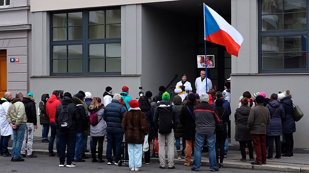 Paralelní lékaská komora protestovala v Praze proti opatením
