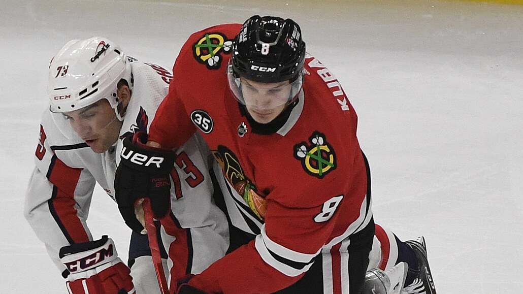 Dominik Kubalík (v �erveném) z Chicago Blackhawks atakovaný Conorem Shearym...
