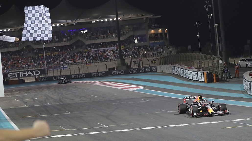 Cíl Velké ceny Abú Zabí formule 1: první je Max Verstappen, a� za ním je Lewis...
