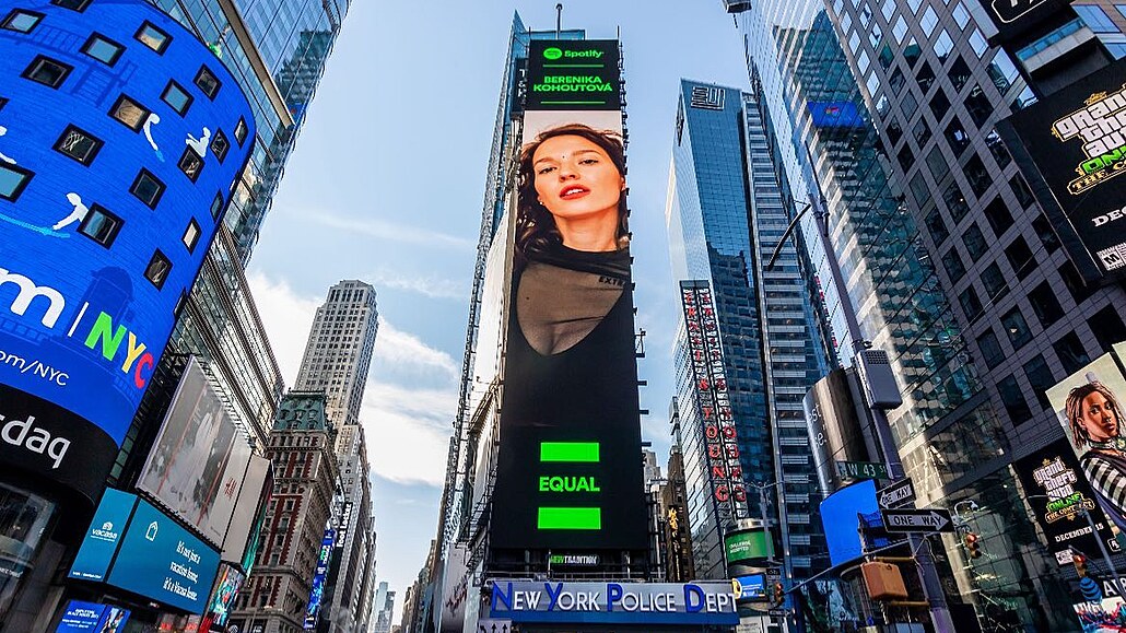 Berenika Kohoutová na prestiní reklamní ploe newyorského Times Square