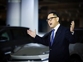 Akio Tojoda představuje elektrické plány automobilky Toyota.