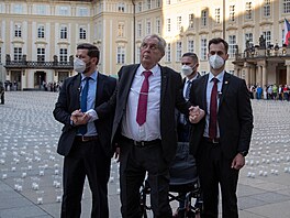 Prezident Milo Zeman na nádvoí Praského hradu uctil památku obtí...
