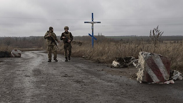 Ukrajinští vojáci na patrole u obce Nevelske v Donbasu (10. prosince 2021)