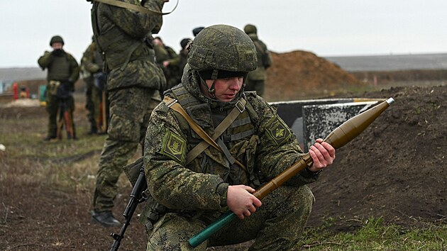 Cvien ruskch ozbrojench sloek v Rostovsk oblasti nedaleko vchodnch hranic Ukrajiny (14. prosince 2021)