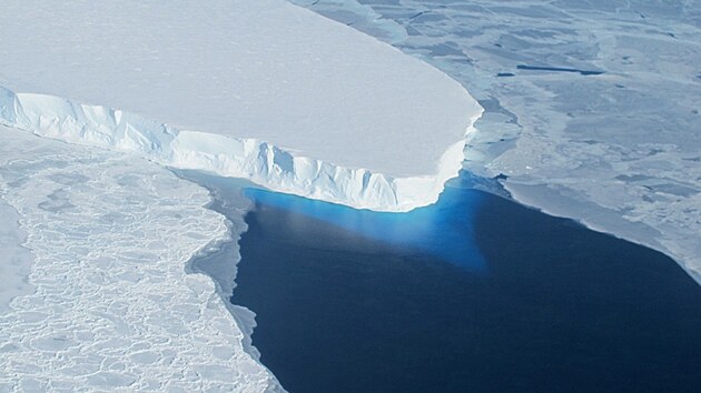 Ľadovec Thwaites obsahuje dostatočné množstvo vody na to, aby v prípade kompletného rozpustenia zvýšil hladinu svetových oceánov až o 65 centimetrov. (12. mája 2014)