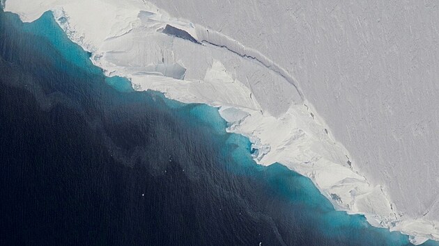 Ledovec Thwaites obsahuje dostatečné množství vody na to, aby v případě kompletního rozpuštění zvýšil hladinu světových oceánů až o 65 centimetrů. (13. prosince 2018)