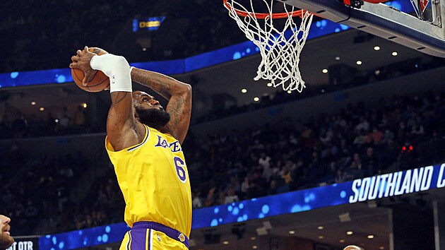 LeBron James z Los Angeles Lakers smeuje v utkn proti Memphisu.