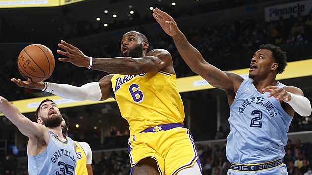 LeBron James z Los Angeles Lakers mezi hri Memphisu. Vlevo je Killian Tillie, vpravo Xavier Tillman Sr.