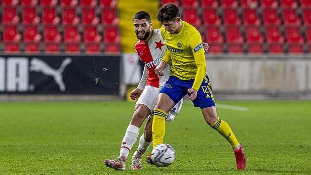 Aiham Ousou (vlevo) ze Slavie a David Tk ze Zlna.