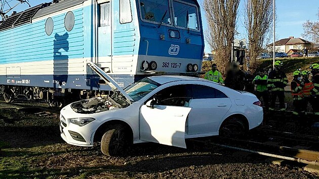 U Ostrova na Karlovarsku se srazil vlak a osobn auto. (17. prosince. 2021)
