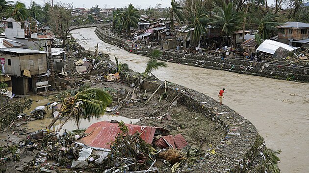 Na Filipíny udeřil silný tajfun, desítky tisíc lidí se musely evakuovat. (17. prosince 2021)