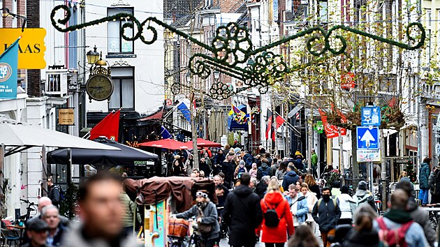 Nizozemsko je od nedělního rána v přísné uzávěře. V sobotu proto lidé ještě rychle vyrazili na vánoční nákupy. (18. prosince 2021)