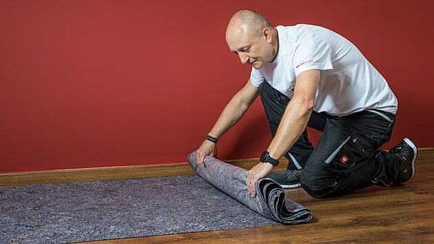 Podlahu a koberec ochrání zakrývací nebo textilní savá fólie.
