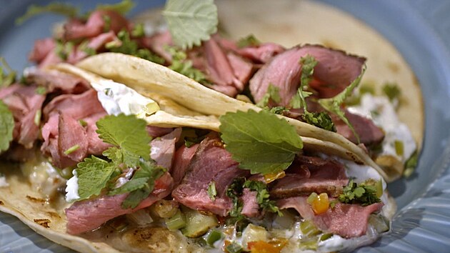 Základ tacos je kromě zeleniny s koriandrem i maso a smetana. Klidně přidejte i další bylinky..