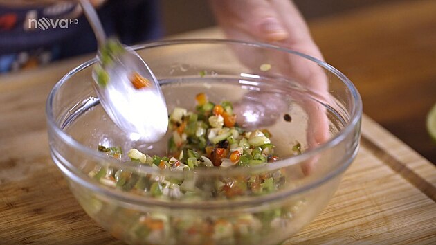 Grilovanou zeleninu nasekejte na drobné kousky, ochuťte, přidejte chilli papričky a česnek.