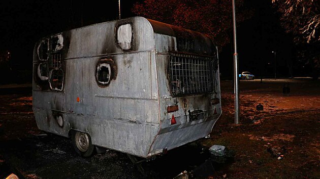 V Dobřanech hořel karavan a vedle něj ležel muž. Život mu zachránili policisté. (10. prosince 2021)