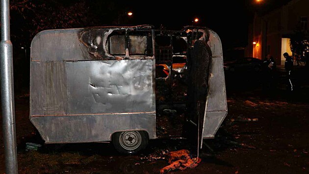 V Dobřanech hořel karavan a vedle něj ležel muž. Život mu zachránili policisté. (10. prosince 2021)