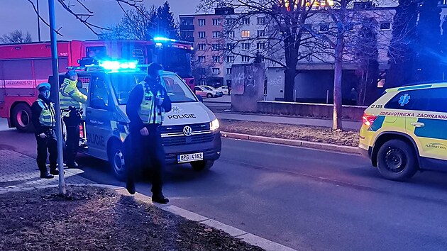 Auto v Plzni srazilo ženu na přechodu. (18. prosince 2021)