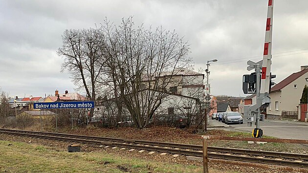 V Bakov nad Jizerou vlak thl zaklnnho mue. (19. prosince 2021)