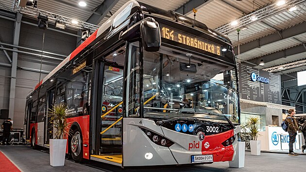 Dopravn podnik testuje nov elektrobus. Prvnch cestujcch by se ml dokat v lednu. (15. prosince 2021)